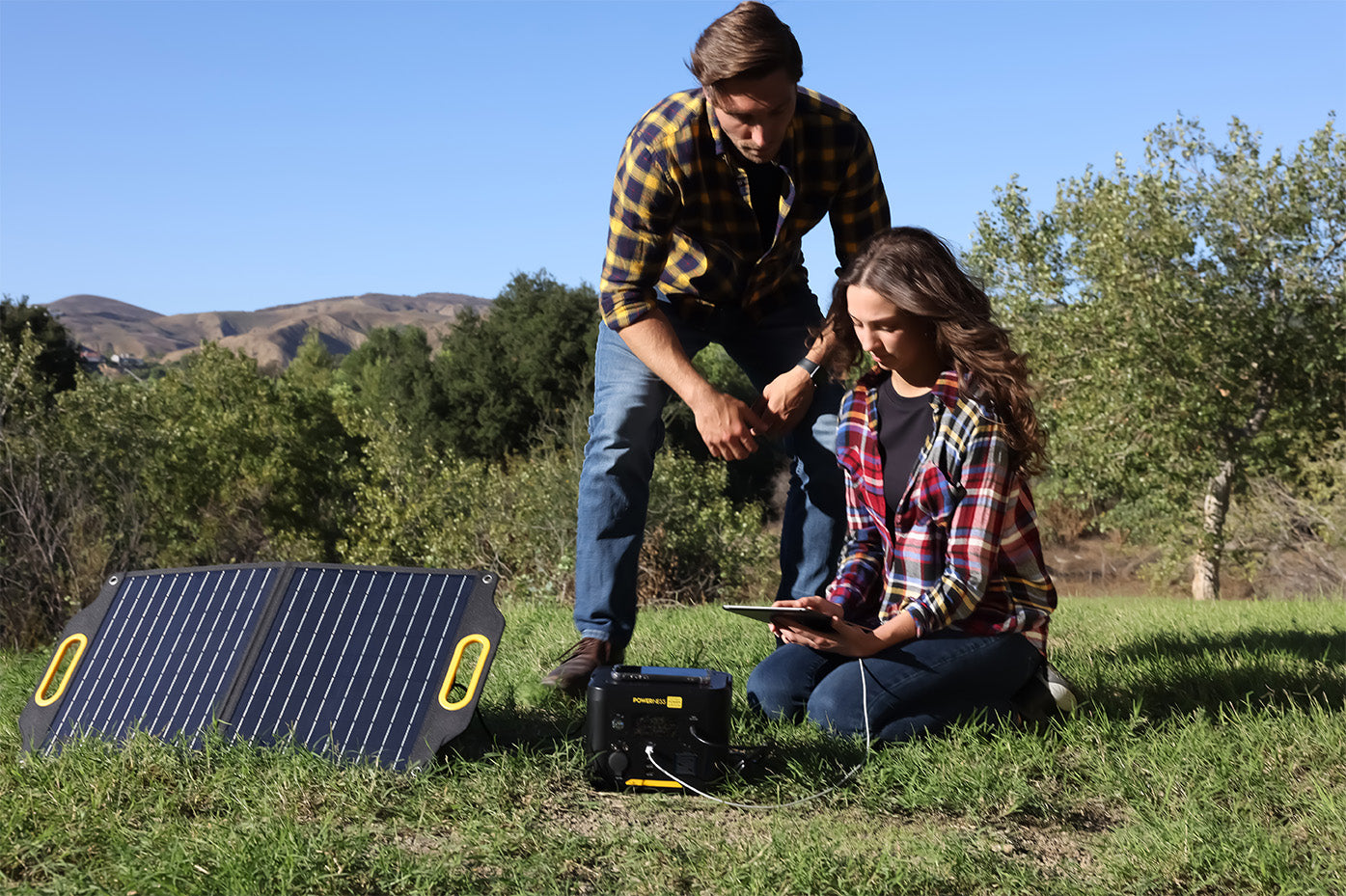 Powerness Hiker U300: Solar-powered charging with couple outdoors, utilizing tablet and solar panels